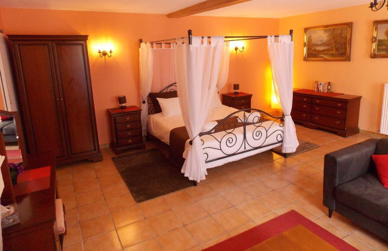 Chez Jousseaume Chambre D'Hotes Et Gites Saint-Ciers-Champagne Luaran gambar